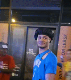 整活儿？雷霆赢下G4后一位雷霆球迷的球衣被步行者球迷撕碎