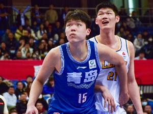 内线对位！胡金秋半场6分5板1助1断1帽&amp;杨瀚森7分1板1助3帽