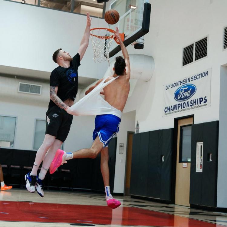 开云网站-真激烈！霍姆格伦训练中对抗哈滕 衣服快被扯掉