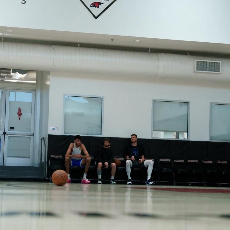 开云网站-真激烈！霍姆格伦训练中对抗哈滕 衣服快被扯掉