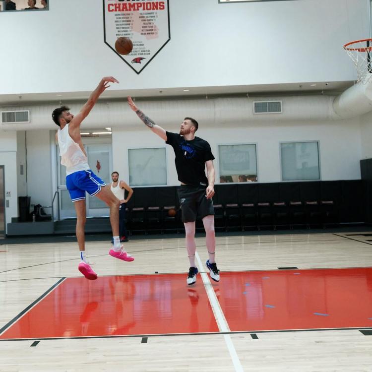 开云网站-真激烈！霍姆格伦训练中对抗哈滕 衣服快被扯掉