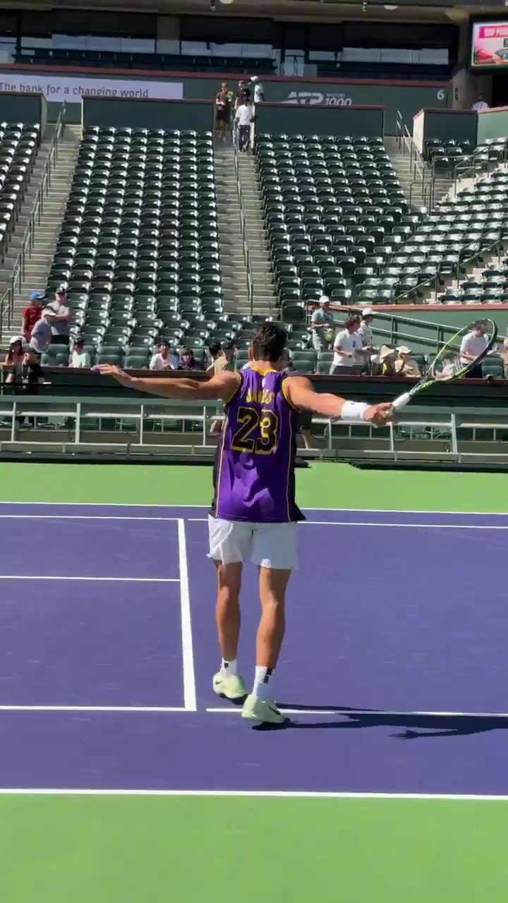 开云线上入口-致敬传奇！阿尔卡拉斯再次身穿詹姆斯23号球衣训练备战公开赛