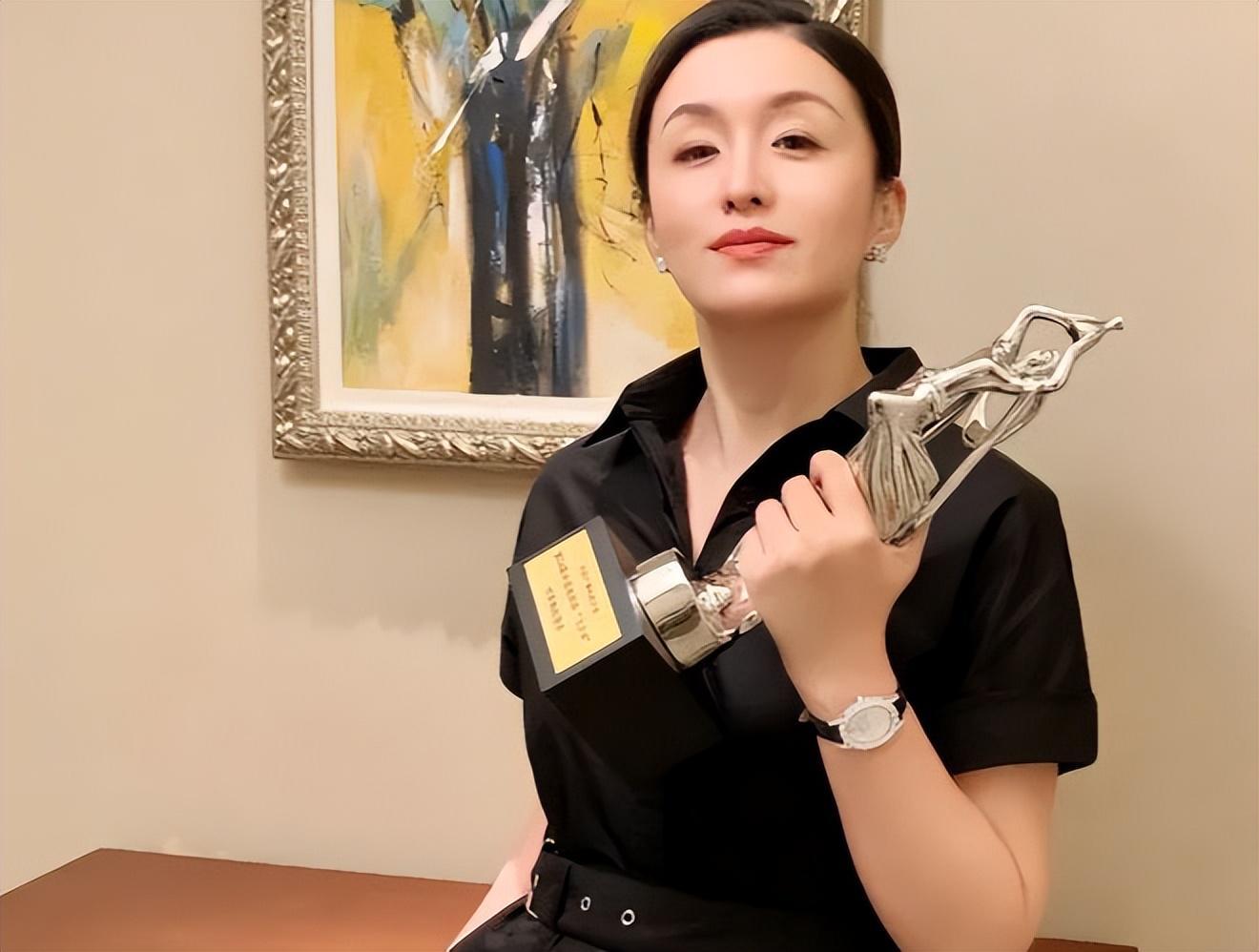 开云网站-陪玩陪睡不够!集体开嫖、舔手指、目无王法,阴暗面彻底藏不住了