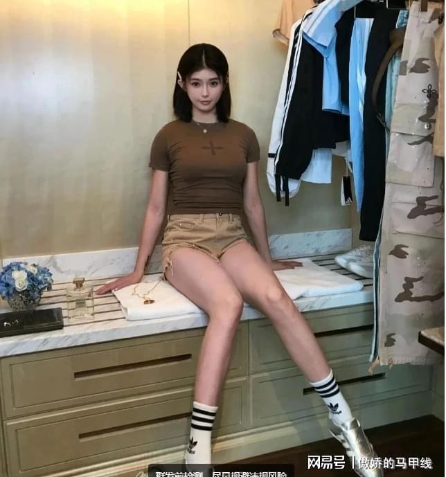 开云下载-吴艳妮穿紧身三角裤太窄被批“露骨”，到底碍了谁的眼？